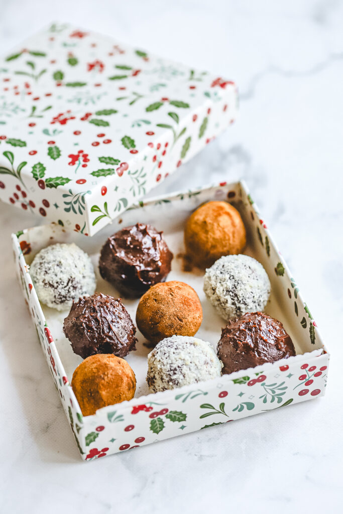 No-bake brownie truffles coverd with cinnamon, chocolate and almond, in a cute christmas gift box